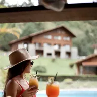 Drink à beira da piscina